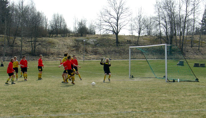 2004_0418_01.jpg - Arboga Södra öppnade i ett högt tempo från avspark, och det blev tryck mot Glanshammars mål direkt